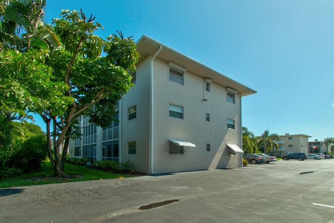 Building Photo - 2855 Garden Dr N