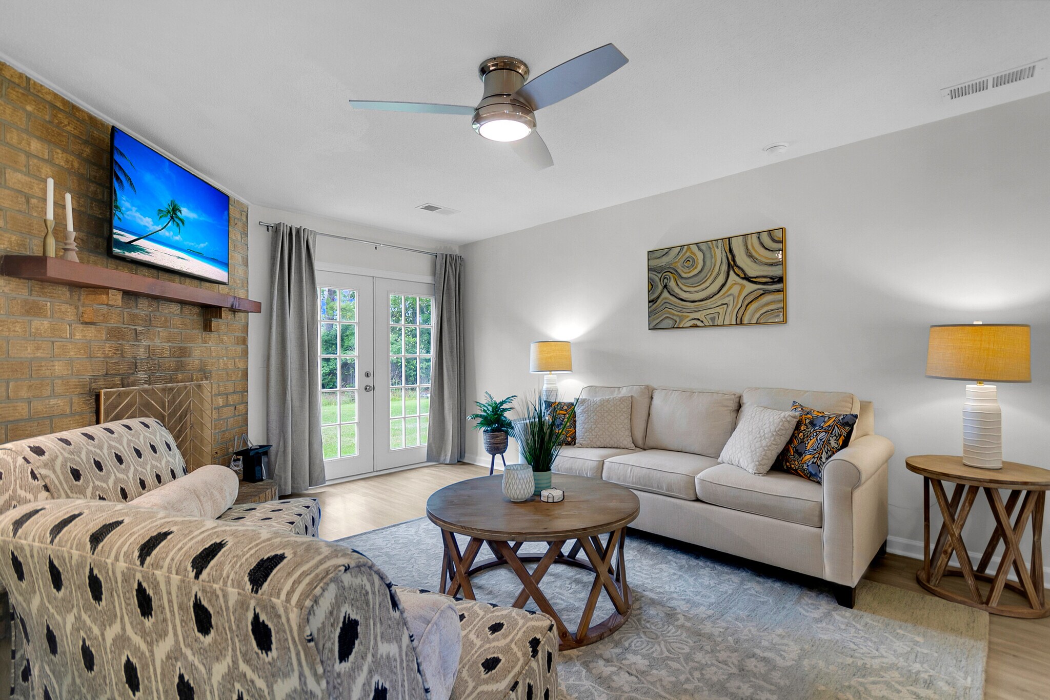 Comfortable LR - 113 Ashwood Ct