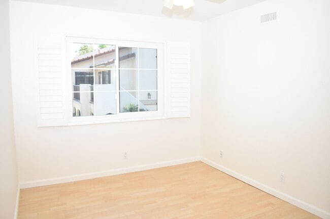 Building Photo - Flooring throughout 3 bd 2.5 ba Condo (San Diego, 92122)