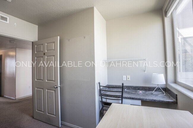 Building Photo - 884 E 700 N
