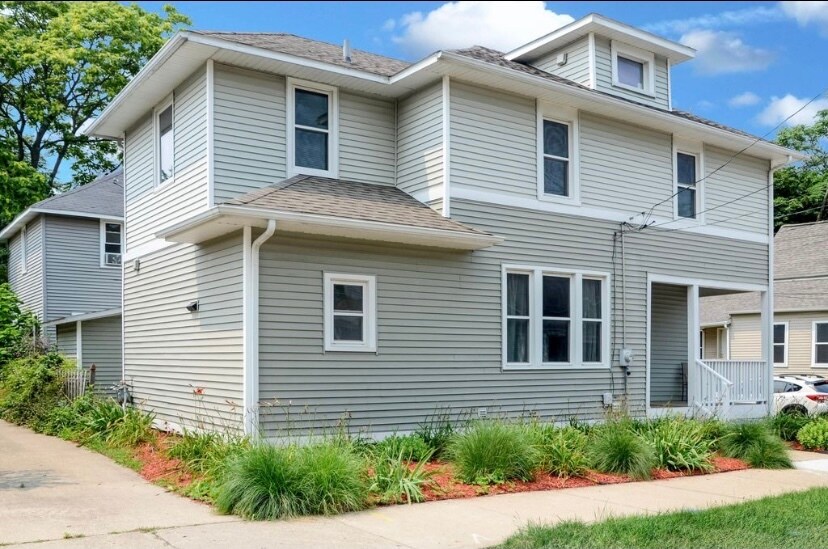 Building Photo - 916 Zeeland Ct NE