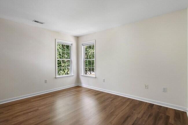 Building Photo - BEAUTIFUL 5 BEDROOM HOME IN HAMPTON PARK