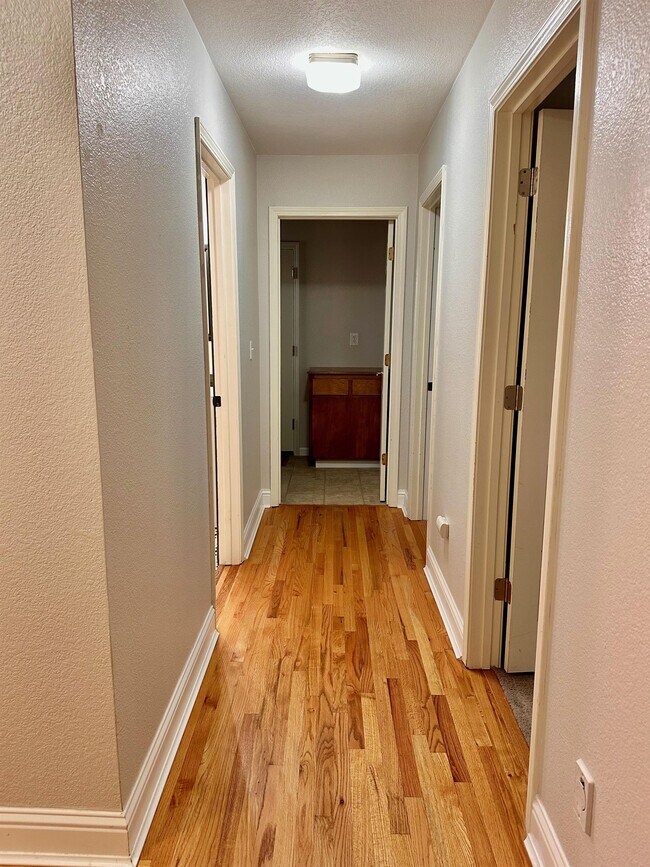 Building Photo - 148 Castlemont Dr