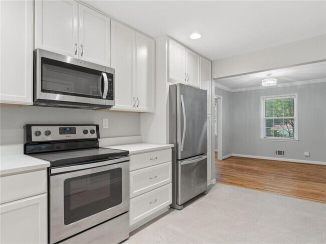 Building Photo - 1111 N Valley Dr