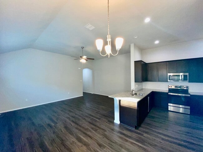 Building Photo - Luxury Duplex 3/2 in New Braunfels