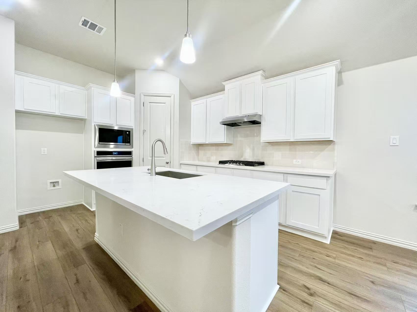 Building Photo - 16629 Freshwater Dr