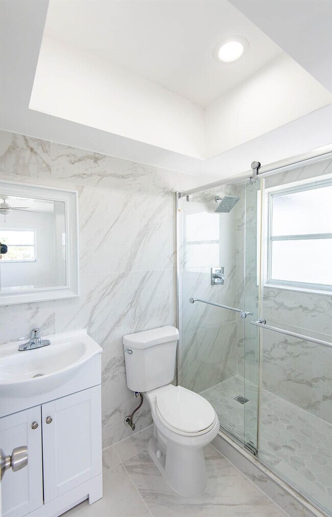 Building Photo - 651 Pine Dr