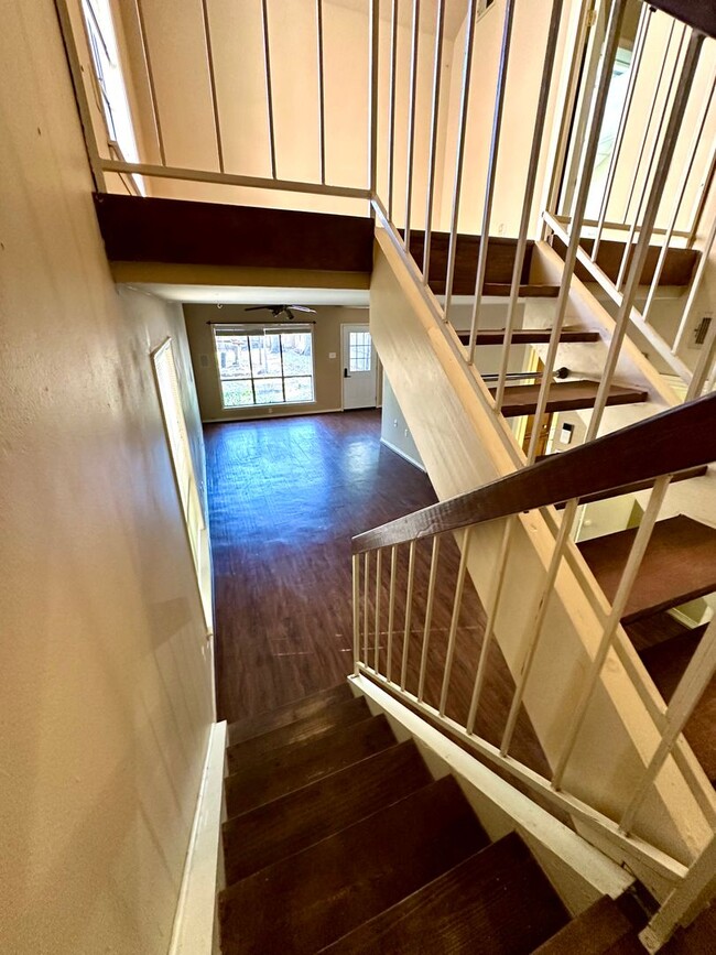 Building Photo - 2BR 2BA Townhome w/ Loft LSU AREA