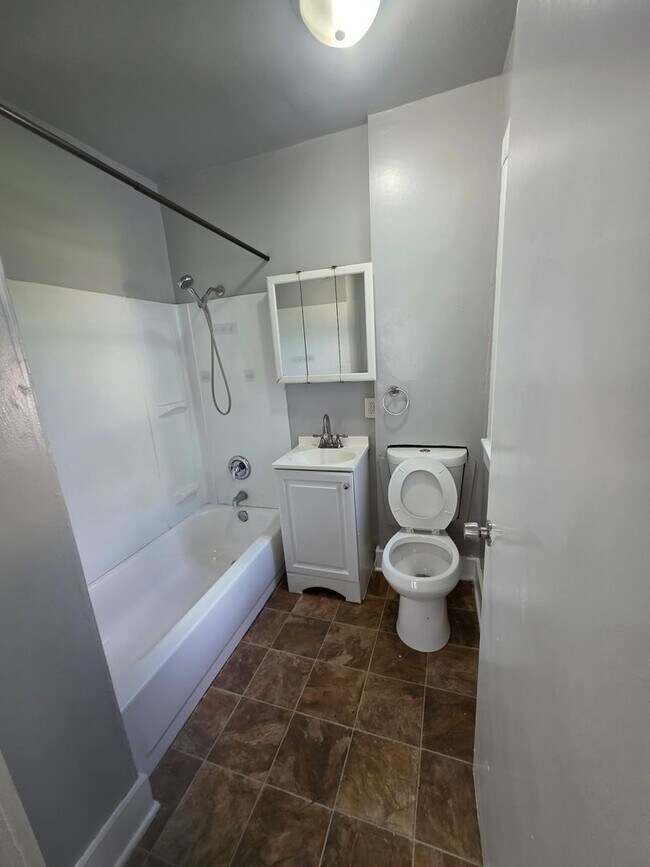 Building Photo - 3 Bedroom Single House Available NOW