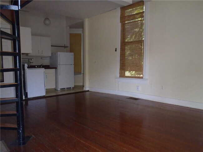 Building Photo - 915 W 23rd St