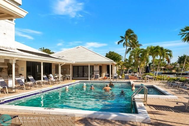Building Photo - 120 Cypress Club Dr