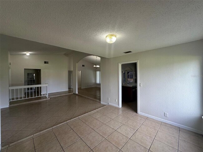 Building Photo - 828 E Flag Ln
