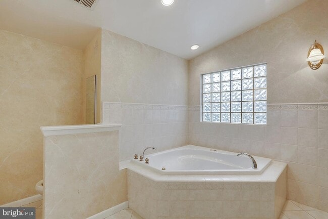 Building Photo - 9801 Clydesdale St