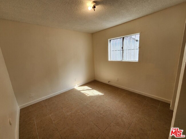 Building Photo - 807 E Vernon Ave