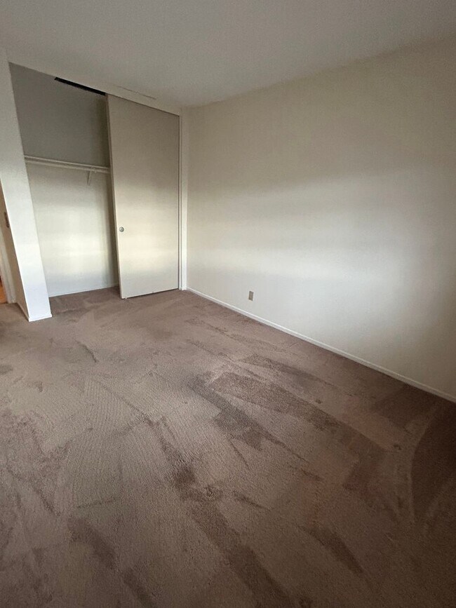 Building Photo - Rare opportunity to lease a 4-bedroom home featuring oversized bedrooms, scenic hilltop city view...