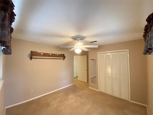 Building Photo - 2233 Ripple Creek Dr