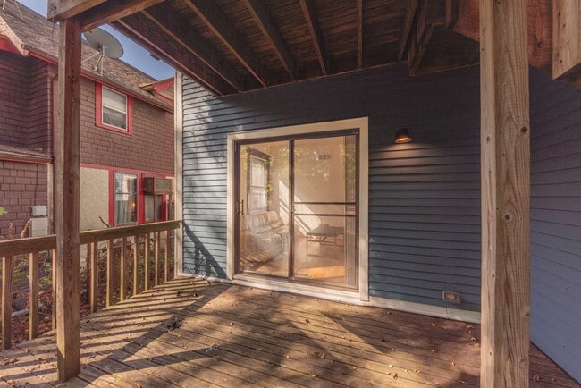 Building Photo - 1031 S Forest Ave