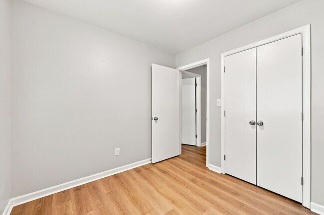 Building Photo - 839 Dalewood Dr