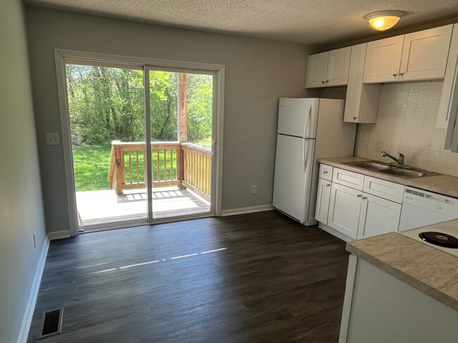 Building Photo - 1st Floor 2 Bed, 1 Bath Condo in Concord