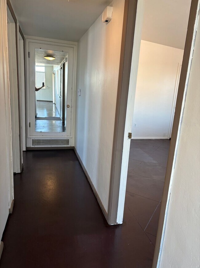 Building Photo - Beautifully Renovated 2 Bedroom -A/C- Fenced Yard