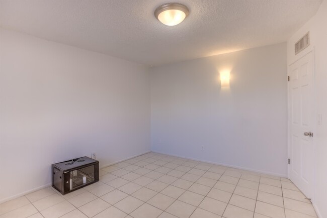 Building Photo - 417 E Jacinto St