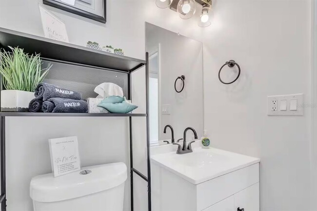 Building Photo - 1317 Cocoanut Ave