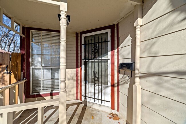 Building Photo - CV-AUS12130 Thompkins