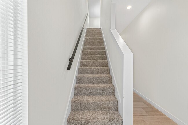Building Photo - 409 Deer Path Lp