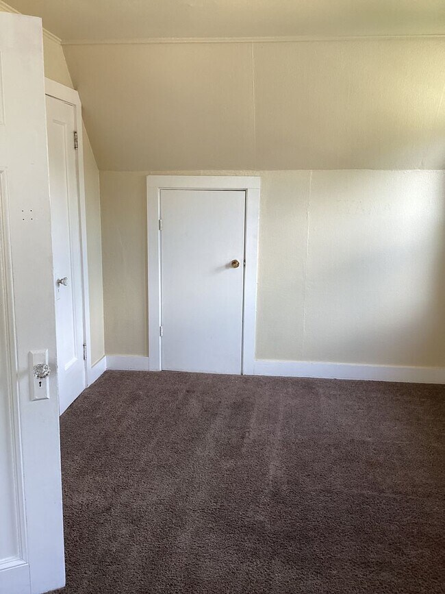 Building Photo - 3 Bedroom single family home