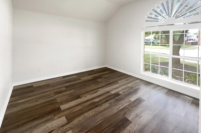 Building Photo - MOVE IN READY