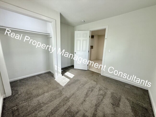 Building Photo - $500 off Frist Months Rent on Spacious 4 B...