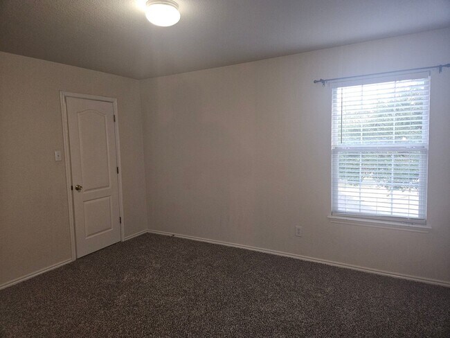 Building Photo - 3 Bedroom in Wildhorse Subdivision