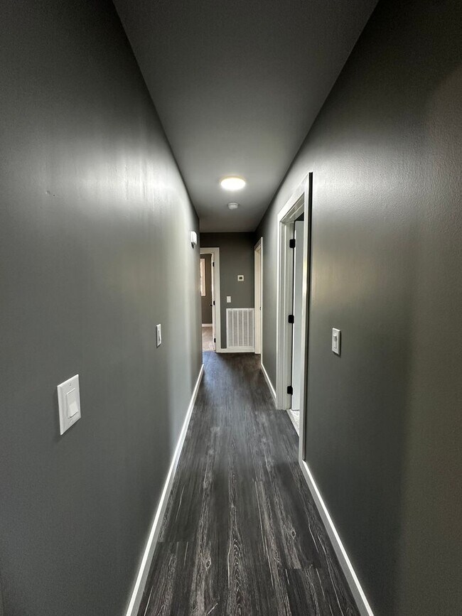 Building Photo - Fully Renovated in the Heart of Hendersonv...