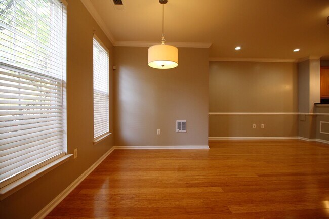 Building Photo - Updated 3/2.5 Townhome w/1 car garage
