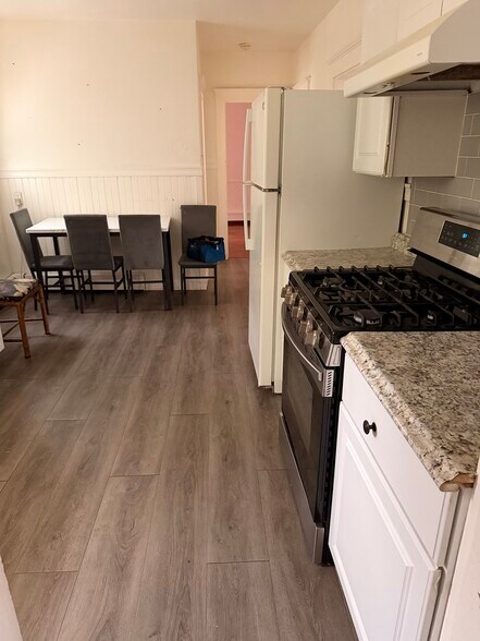 Building Photo - 392 Court St