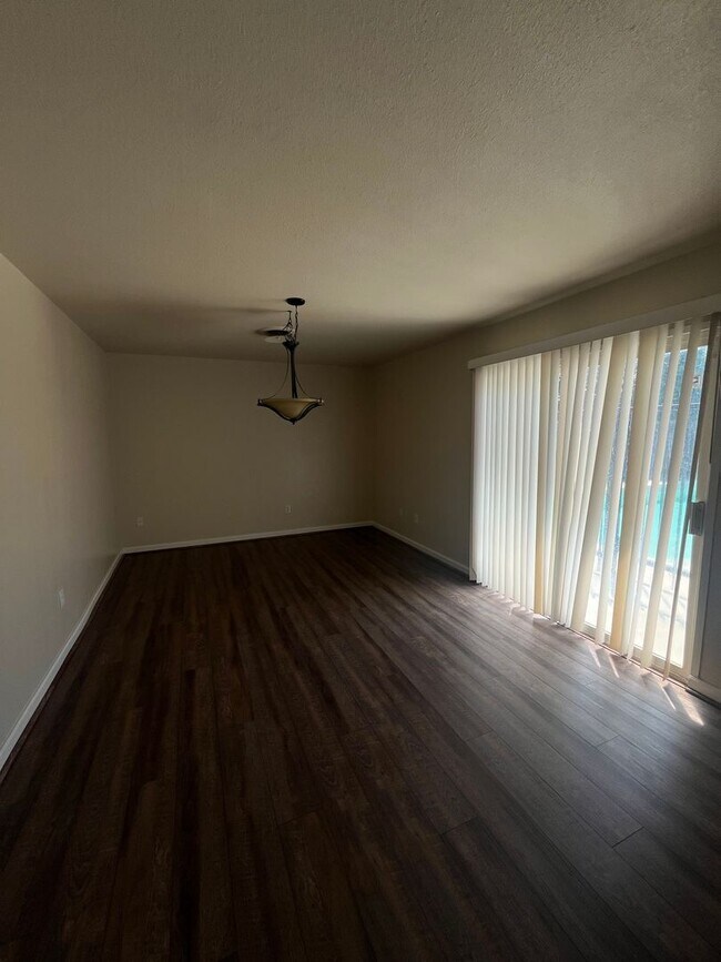 Building Photo - 4 Bed with Pool!