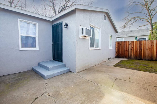 Building Photo - Move-In Ready 2BR in Central Sacramento — Pets Welcome