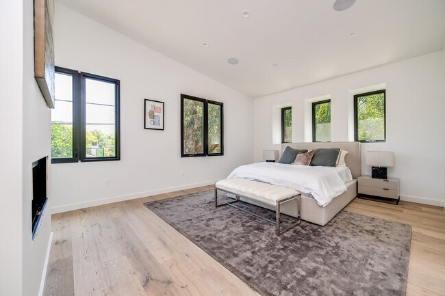 Building Photo - 370 N San Vicente Blvd