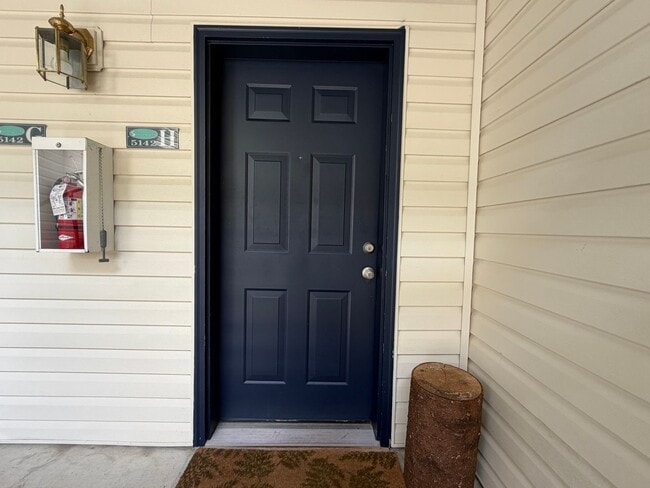 Building Photo - Updated 2BD/2BA Condo with Green Space Views & Covered Parking