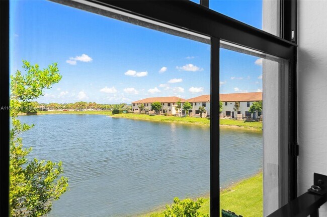 Building Photo - 8446 Lake Majesty Ln