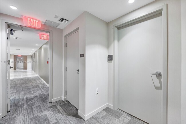 Building Photo - 1010 SW 2nd Ave