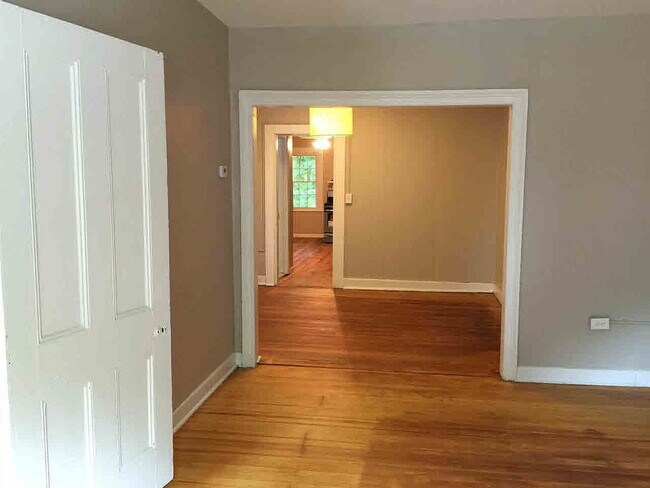 Building Photo - "Chic 2-Bed Gem with Granite Elegance in P...