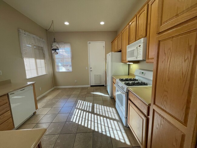 Building Photo - Apple Valley-Del Web Home, 2 Bedrooms,2 Ba...