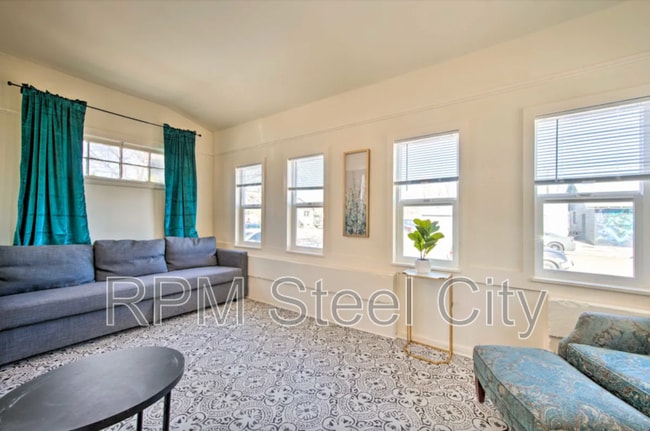 Building Photo - 706 Wilson Ave