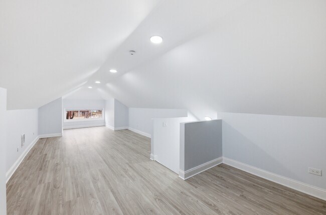 Building Photo - 142 W 103rd Pl