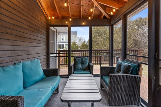 Building Photo - 29 Versailles Ave