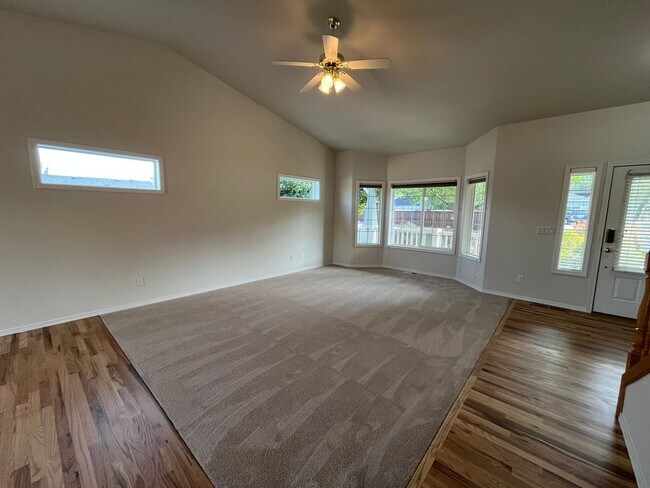 Building Photo - 3111 NE Dennis Ct