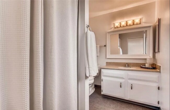 Building Photo - Spacious 5BR Home in Wild Tree – Ideal for Multi-Generational Living!