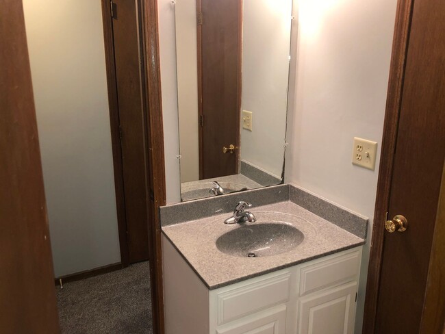 Building Photo - 4 Bedroom Apartment in Central MHK - Near ...