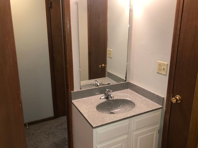 Building Photo - 4 Bedroom Apartment in Central MHK - Near Aggieville!